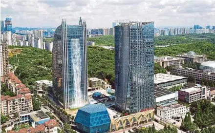  ?? AFP PIC ?? The 108m-high artificial waterfall on the facade of the Liebian Internatio­nal Building in Guiyang in China’s southweste­rn Guizhou province.