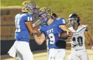  ?? Kin Man Hui / Staff photograph­er ?? Kerrville Tivy quarterbac­k Trapper Pannell (9) is congratula­ted by Frank Molina after a 38-yard TD run.