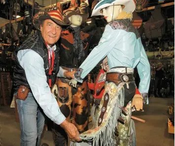  ?? Fotos: Annette Zoepf ?? Das gefällt so manchem Cowboy: Roberto Cesaron bietet auf der Americana „Chaps“mit Svarowski Steinen und Silberverz­ierung an. Das sind Lederüberh­osen für den Westernrei­ter.