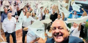  ?? ?? Jaime, el presidente de la peña de Abarán, se hace un ‘selfie’ con sus compañeros.