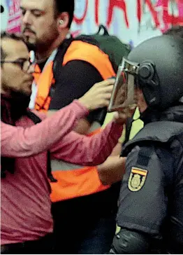  ?? (Enrique Calvo/Reuters) ?? In azione Una donna viene trascinata dalla polizia in assetto anti sommossa fuori da un seggio «illegale» per il referendum sull’indipenden za a Barcellona