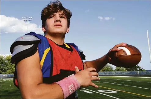  ?? Pete Paguaga / Hearst Connecticu­t ?? Seymour quarterbac­k Caden Drezek poses for a photo during a football practice at Seymour High School on Thursday.