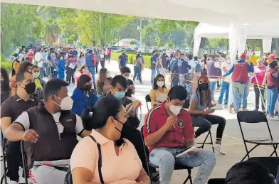  ?? ROSALÍA MALDONADO ?? Largas filas de jóvenes se generaron en los centros de vacunación en Tula