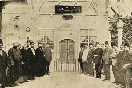  ??  ?? Mevlâna Türbesi önünde Mevlevîler
Mawlawis standing in front of Mawlana’s Mausoleum.