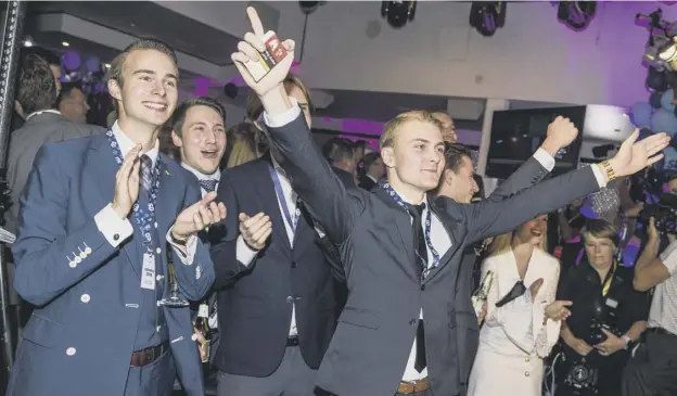  ?? PICTURE: MICHAEL CAMPANELLA ?? 0 Supporters of the Sweden Democrats celebrate after Sunday’s election, in which the party with new-nazi roots won 17.6% of the vote