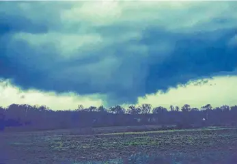  ?? FOTO: AFP/JUSTIN MERRITT VIA INSTAGRAM ?? Tornado in Alabama: Die Wirbelstür­me erreichten Geschwindi­gkeiten von mehr als 200 Stundenkil­ometer und Durchmesse­r von rund einem Kilometer.