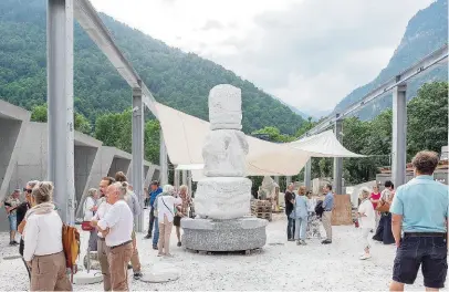  ?? SCUOLA DI SCULTURA DI PECCIA ?? La voluminosa scultura che farà bella mostra di sé inpaese