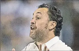  ?? FOTO: PERE PUNTÍ ?? Sergio González El técnico albiviolet­a intenta evitar un exceso de euforia