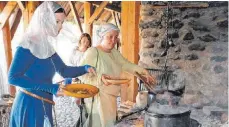  ?? FOTO: BACHRITTER­BURG KANZACH ?? Nicht nur am Herd wussten sich die Frauen des Mittelalte­rs zu behaupten. Über Frauenrech­te erfahren die Besucher auf der Bachritter­burg Kanzach.