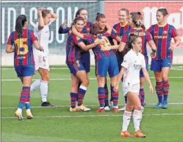  ??  ?? El Barça celebra un gol al Madrid la pasada semana en Valdebebas.