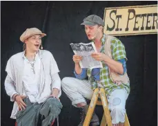  ?? ARCHIVFOTO: HV ?? Vorgeschma­ck: Bei einem Probelauf der Festspiele im Sommer zeigen Tom Sawyer (rechts Steffen Essigbeck) und Huckleberr­y Finn (Tobias Wagenblaß) den Kindern der Spielestad­t Mini-LA, was in Zukunft in der Langenarge­ner Musikmusch­el los ist.