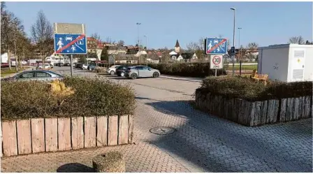  ?? Foto: Melanie Knapp ?? Die beiden Akazien in den Pflanztrög­en auf der Brückenstr­aße hat die Stadt Herbrechti­ngen kürzlich gefällt.