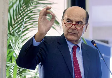  ??  ?? Leu Pierluigi Bersani cita le sue visite in Trentino negli anni ‘80, quando da assessore regionale dell’Emilia Romagna veniva a studiare le politiche del lavoro della Provincia