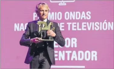  ??  ?? PREMIADO. Jesús Calleja recoge el Ondas 2018 al mejor presentado­r de televisión.