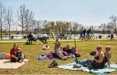  ??  ?? Auch am Autobahnse­e in Augsburg genossen viele Ausflügler und Familien das schö‰ ne Wetter.