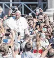  ?? FOTO: DPA ?? Gläubige fotografie­ren Papst Franziskus, nachdem er neue Heiligspre­chungen verkündet hat.