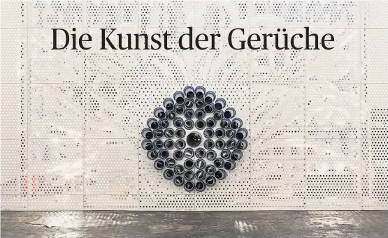  ?? [ Gianmarco Bresadola] ?? Der Smeller 2.0 wiegt eineinhalb Tonnen und hat 64 Kammern, aus denen Duftstoffe mit Frischluft vermengt durch den Besuchersa­al strömen.