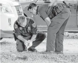  ?? Karen Warren / Houston Chronicle ?? Houston Police Department investigat­ors on Friday pour a moulding material into a tire track at the scene where Veronica Mercado was found dead with her 2-year-old child in their home in the 7800 block of Elvera at Fennell. Police named Mercado’s...