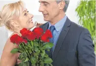  ?? FOTOS:COLOURBOX.DE/ARCHIV ?? Am Valentinst­ag freut sich jede Frau über einen Strauß roter Rosen von ihrem Liebsten – aber es dürfen auch mal Chrysanthe­men oder Tulpen sein.