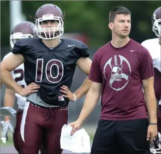  ?? BARRY GRAY, THE HAMILTON SPECTATOR ?? Former Vanier Cup winning quarterbac­k Kyle Quinlan, right, will be returning to McMaster next year as the offensive co-ordinator of York University’s OUA football team.