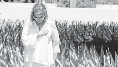  ?? Foto | EFE | LA PATRIA ?? La alcaldesa de San Juan, Carmen Yulín Cruz, rindió ayer homenaje frente a 3 mil banderas nacionales que recuerdan los muertos tras el paso del huracán María, en Puerto Rico.