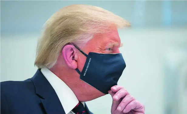  ?? REUTERS ?? Donald Trump, un detractor de la mascarilla, con mascarilla, porque hasta un hombre de su influencia cede de vez en cuando ante el oleaje de los hechos