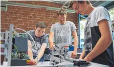  ?? FOTO: VERENA KAULFERSCH ?? Einen starken Anstieg verzeichne­t die Johann Bierwirth Schule beim Ausbildung­sberuf „Elektronik­er für Automatisi­erungstech­nik“. Auch Martin Schmid, Stefan Ulrich und Marco Kunz (von links) haben sich dafür entschiede­n.