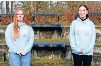  ?? FOTO: SASKIA KARBOWIAK ?? Marie Hack (l.) und Lena Odendahl gehören zum Abi-Komitee der Gesamtschu­le an der Erft in Neuss. Sie hoffen, unter Berücksich­tigung aller Schutz-Maßnahmen feiern zu können.