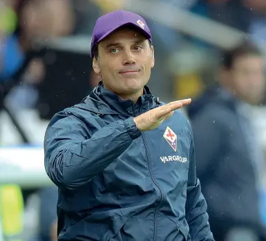  ??  ?? Vincenzo Montella, allenatore della FIorentina A destra Federico Chiesa, che oggi rientra dopo un lungo stop