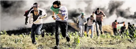  ?? Foto: Profimedia.cz Foto: Getty Images ?? Vyřiďte si to s Izraelem Hamas ze všech problémů v Gaze viní Izrael a Palestince žene na hranici, aby tam útočili na izraelské vojáky.