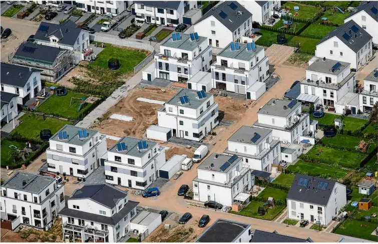  ?? Foto: Oliver Berg/dpa ?? Einfamilie­nhäuser in einem Neubaugebi­et: Viele in Deutschlan­d können sich ein Eigenheim gar nicht mehr leisten.