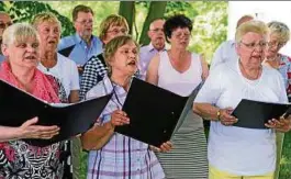  ??  ?? Die Sängervere­inigung „Harmonie“aus Friedrichr­oda hat sich für das Chorfestiv­al angemeldet und will den Auftritt im eigenen Kurpark genießen. Foto: Conny Möller