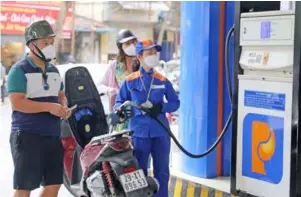  ?? VNA/VNS Photo Trần Việt ?? A customer buys petrol at a petrol station of Việt Nam National Petroleum Group (PLX) on Hà Nội's Trần Hưng Đạo Street. PLX lost 3.8 per cent on Friday.