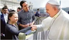  ?? FOTO REUTERS ?? Greta Thunbergov­á a papež František si potřásli rukou