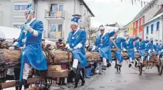  ?? ?? Gut zwei Stunden zogen die Narren durch Möhringen. Entlang der Strecke standen rund 5000 Zuschauer.