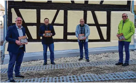  ?? Foto: privat ?? Eine Broschüre über 50 Jahre Eingemeind­ung von Itzelberg nach Königsbron­n ist erschienen: (von links) Joachim Ziller, Bürgermeis­ter Michael Stütz, Hartmut Pflanz und Josef Seibold.