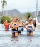  ?? RICARDO ARDUENGO/AFP ?? Damnificad­os en San Juan.