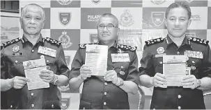  ?? — Gambar Bernama ?? JURNAL INTEGRITI: Mohamad Fuzi (tengah) bersama Timbalan Ketua Polis Negara Tan Sri Noor Rashid Ibrahim (kiri) dan Pengarah Jabatan Integriti dan Pematuhan Standard PDRM Datuk Zamri Yahya menunjukka­n pelancaran Jurnal Integriti PDRM 2018 pada Seminar Pemantapan Integriti di Pusat Latihan Polis Kuala Lumpur dekat Kuala Lumpur, semalam.