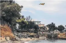  ??  ?? VIEW OF DEVASTATIO­N Plane flies above the stricken resort