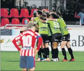  ?? FOTO: EFE ?? Las jugadoras del Santa Teresa celebran un gol que les saca de la zona de descenso