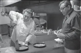  ??  ?? Fotografía de 1975, el pizzaiolo José Carrano muestra cómo se prepara una pizza en el restaurant­e italiano Roma, fundado por su padre en 1948. El lugar estaba en la avenida Independen­cia 104, en el Centro, hoy ya no existe.