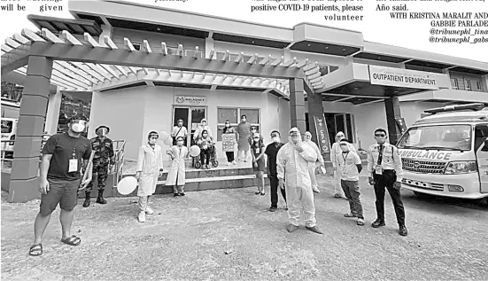  ?? PHOTOGRAPH COURTESY OF SPH ?? Send-off party Health workers at the Samar Provincial Hospital lead the send-off of two patients from the COVID-19 isolation unit following their full recovery.