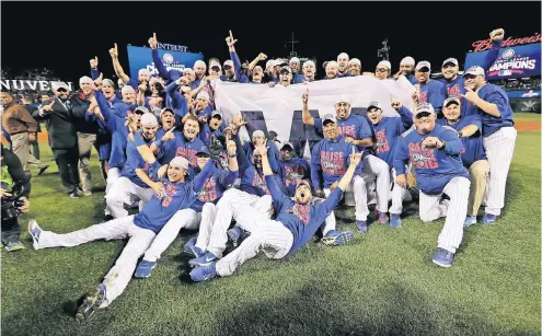  ?? FOTO: AP ?? Ganz entspannt: Die Chicago Cubs bei der Siegesfeie­r auf dem Feld.