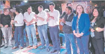  ??  ?? El presidenci­able de la Alianza, Efraín Alegre (c), y Líder Amarilla, candidato a gobernador de Central, aparecen, entre otros candidatos, en un acto en la ciudad de Lambaré.