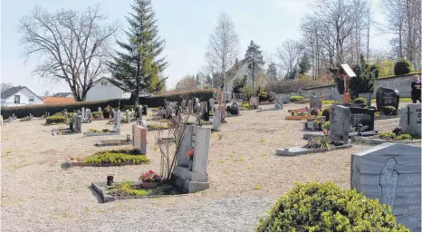  ?? FOTO: STEFFEN LANG ?? Gekieste Wege, viele Lücken: Der Friedhof von Bad Wurzach gibt derzeit optisch nicht mehr viel her.