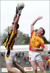  ??  ?? Eoghan Nolan (Shelmalier­s) goes highest to deny Fran Cleary (Sarsfields) possession.