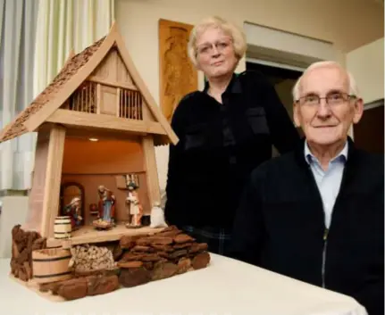  ??  ?? Jozef en zijn dochter Magda bij een van zijn werkjes: een kerststal die gemaakt is van een bloempot.