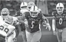  ?? Ronald Cortes / Contributo­r ?? The decision of Brenden Brady (5) to return gives UTSA a lift at running back after the departure of Sincere Mccormick.