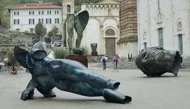  ??  ?? Arte A sinistra le opere di Mitoraj nella piazza principale di Pietrsanta