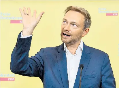  ??  ?? Der FDP-Wahlkampf ist völlig auf Parteichef Christian Lindner zugeschnit­ten. Er ist derzeit noch Fraktionsc­hef in Nordrhein-Westfalen, will aber nach der Wahl nach Berlin wechseln.